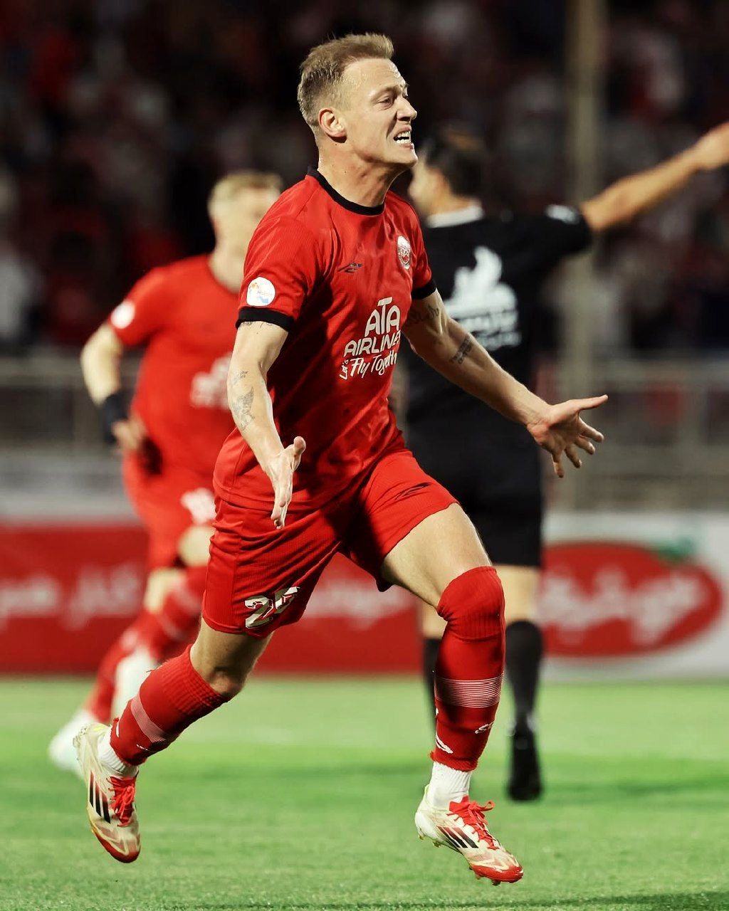 گزارشی از بازی تراکتور و نساجی 