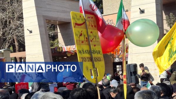 خروش مردم دامغان در راهپیمایی ۲۲ بهمن