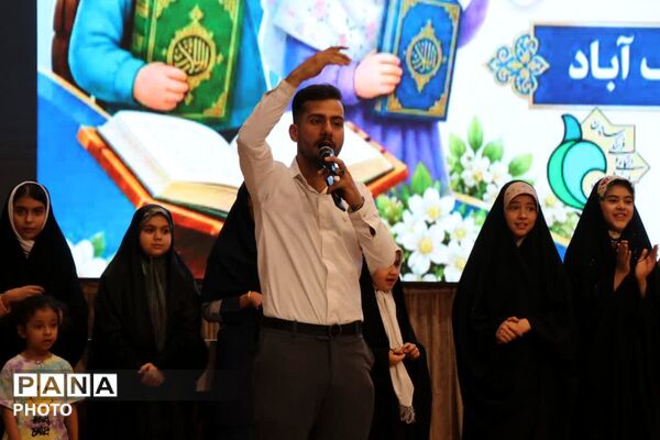 تجلیل از دانش آموزان برتر مسابقات قرآن و عترت و نماز در نجف آباد