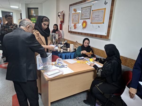 جلسه انجمن اولیا و مربیان در دبستان آرمینه مصلی نژاد ناحیه ۶ مشهد 