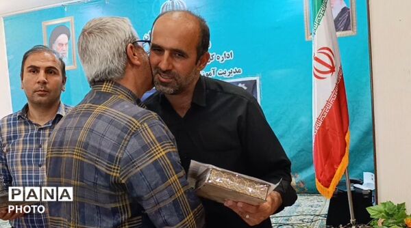 آئین باشکوه تجلیل از نخبگان و ستارگان قرآنی تراز دوم در اداره آموزش و پرورش نظرآباد 