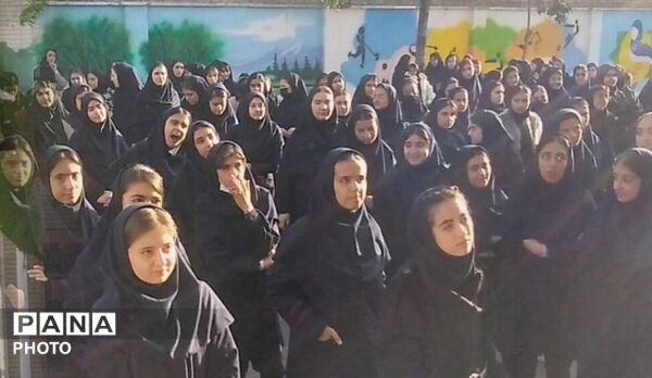  تجلیل از حافظان نظام در دبیرستان شاهد الیگودرز