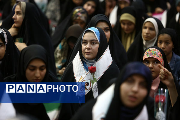 اجتماع بزرگ «عهد خواهرانه» با حضور 6 هزار دانشجوی دختر در قم