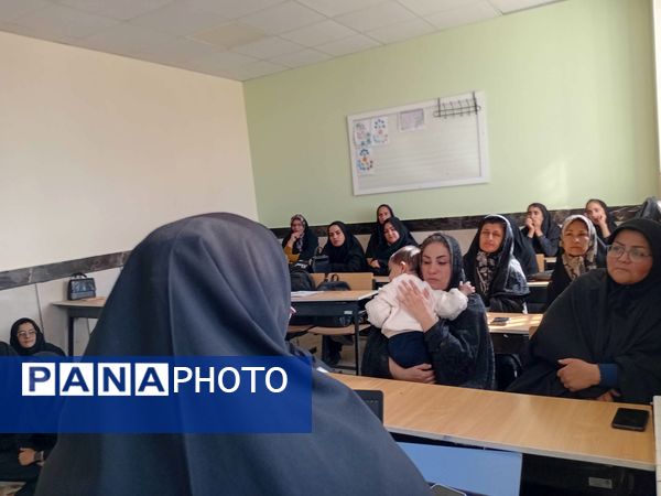 نخستین جلسه هدایت تحصیلی ویژه پایه نهم در دبیرستان مادرمهربان خلیل آباد