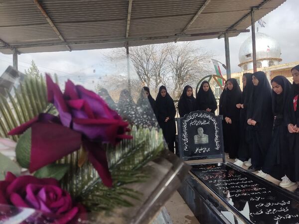 غبار‌روبی مزار شهدا در آستان مقدس امام زاده جعفر (ع) منطقه میانکوه 