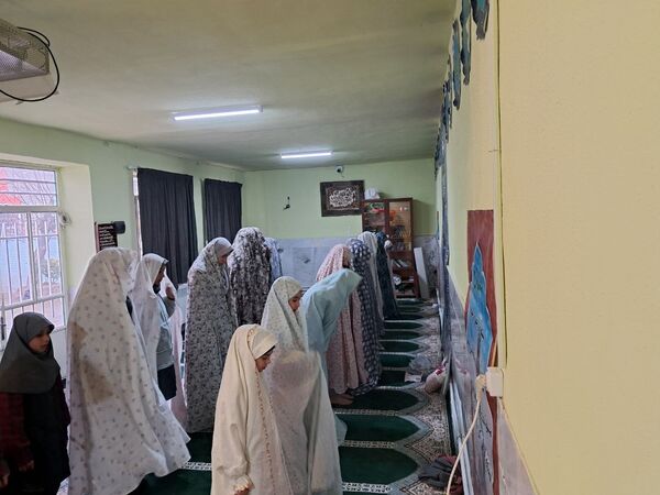 شرکت دانش‌آموزان مدرسه حضرت زینب(س) در نماز جماعت