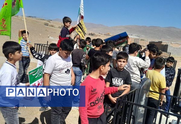 غبارروبی گلزار شهدای روستای نمرور توسط دانش‌آموزان