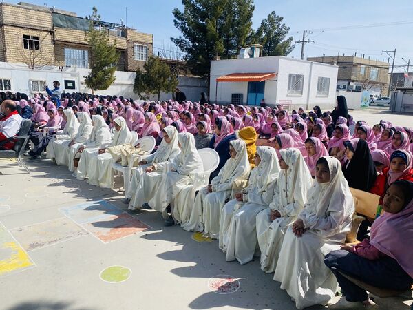 نواختن زنگ جشن نیکوکاری در دبستان زینب قهرمانی مه ولات