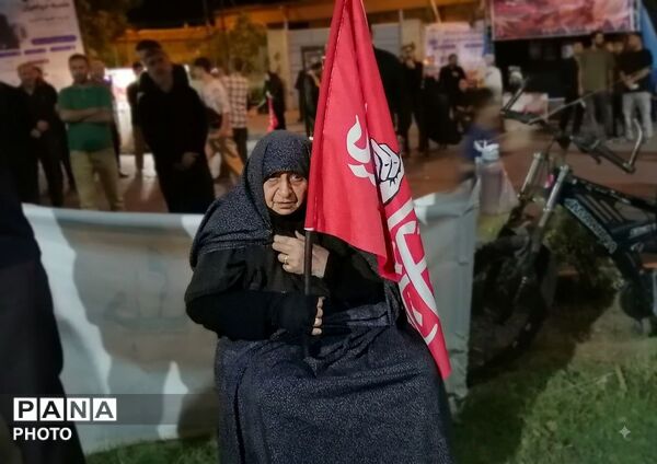 سوگواری مردم در اجتماع شبانه میدان سپاه به روایت تصویر