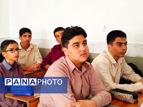 هدایت تحصیلی دانش‌آموزان در دبیرستان میثاق 