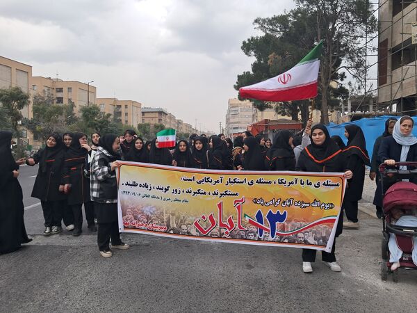 حضور دانش‌آموزان ملاردی در راهپیمایی روز سیزده آبان 