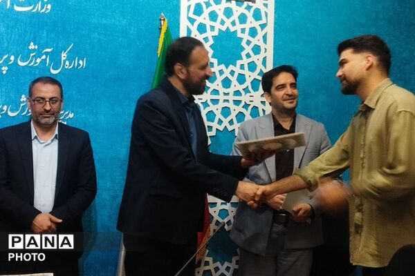 بزرگداشت هفته معلم و تقدیر از خدمات ارزنده مشاوران در بهارستان‌دو