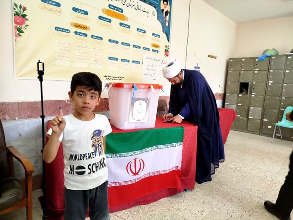 مردم شهرستان فاروج همدل و یکصدا پای صندوق‌های رأی 