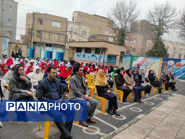 تقدیر از رتبه‌های برتر درسی در دبیرستان سپاهان بهارستان‌دو