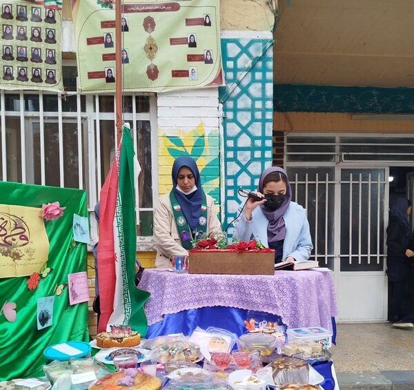 جشن روز مادر و جشنواره کیک و دسر در دبیرستان دخترانه دانشور ۲ 