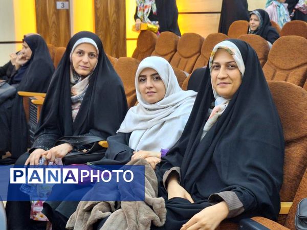 گرامیداشت معلمان و فارغ‌التحصیلان در دبیرستان شهید بابایی