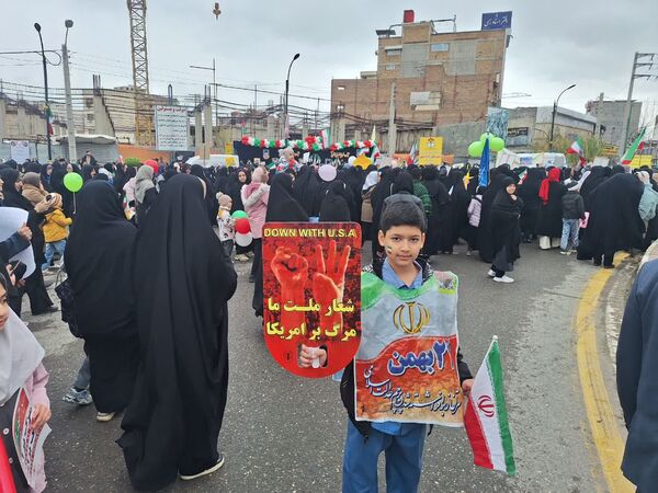 نبض انقلاب در خیابان‌ها تپید