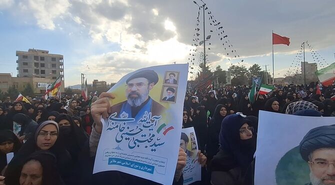 مراسم بیعت مردم ملایر با آیت‌الله سید مجتبی خامنه‌ای