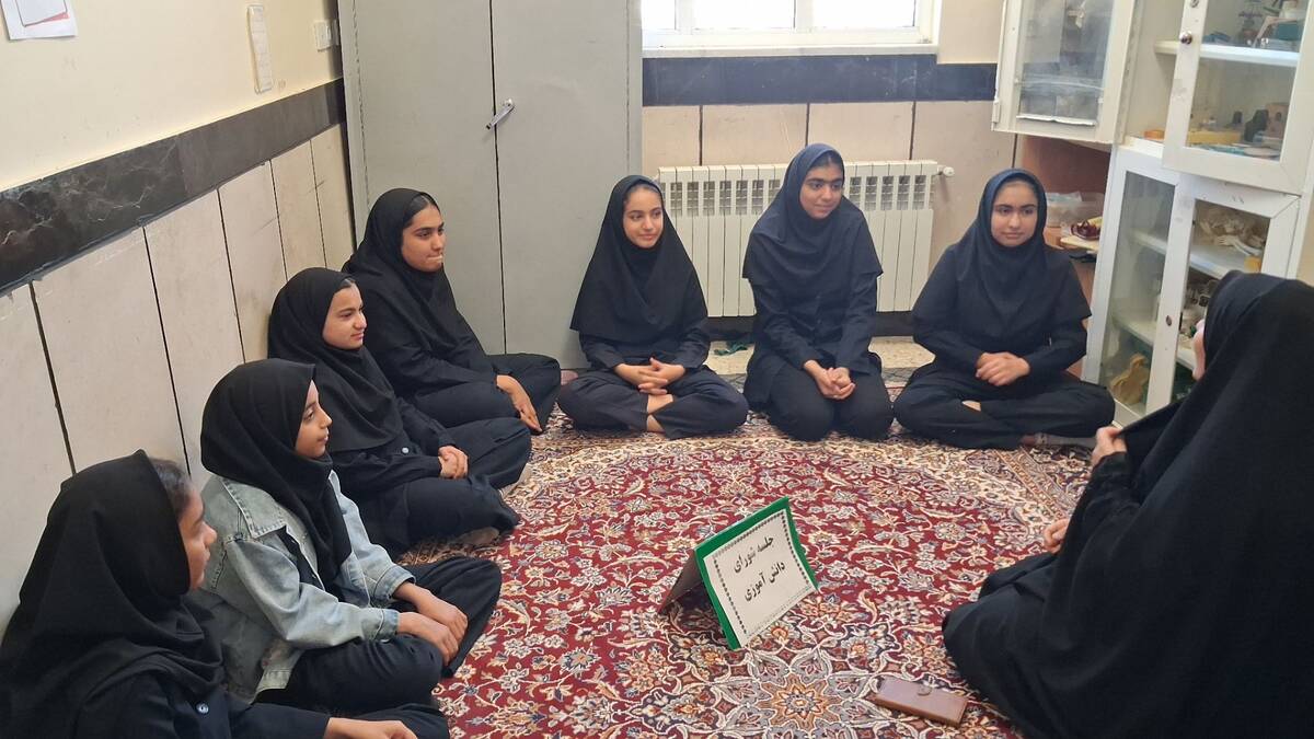 نخستین جلسه شورای دانش‌آموزی مدرسه مادر مهربان خلیل آباد 