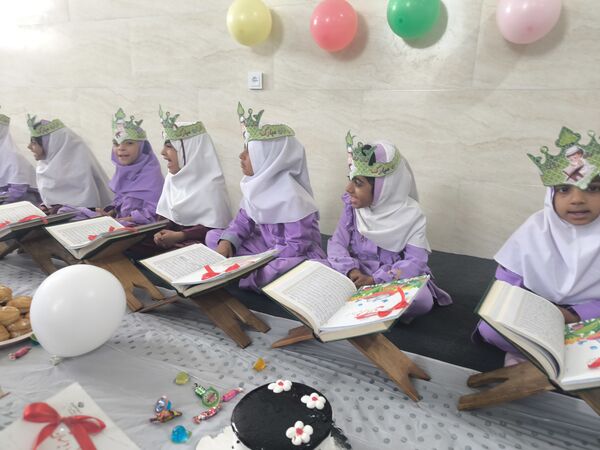 جشن قرآن کلاس اولی‌ها در دبستان شهید بهشتی قلعه‌گنج