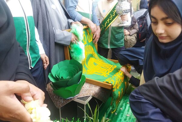 پرچم گردانی آستان قدس رضوی در مدارس منطقه پردیس به مناسبت دهه کرامت