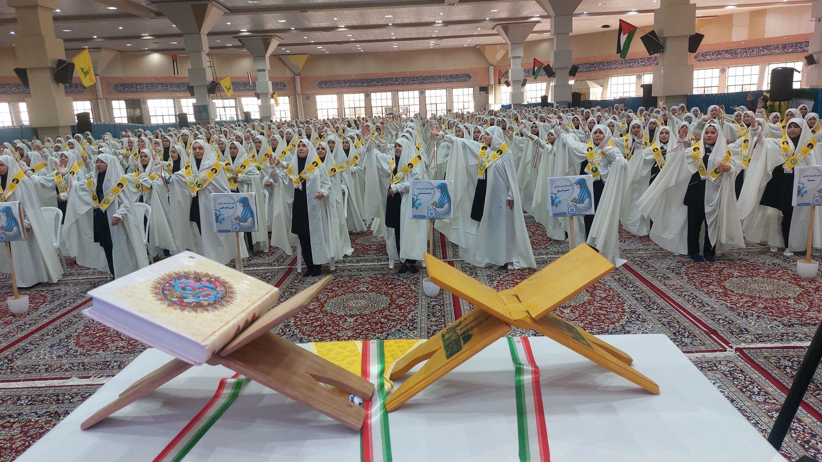 گردهمایی بزرگ دانش‌آموزان دختر مدارس غیر دولتی در همایش یاوران مقاومت یاوران نماز