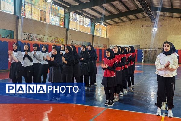 مسابقات ورزشی بین مدرسه‌ای در رباط‌کریم