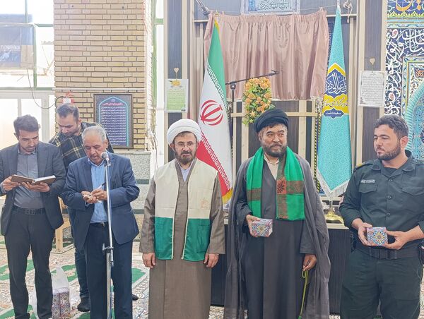 اهدای هدایای متبرک به نمازگزاران سفیددشت