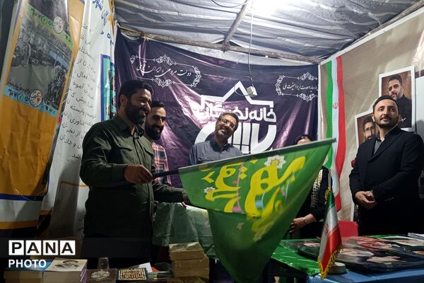 از فروش کتاب تا بیعت با رهبری؛ روایت موکب خانه نخبگان شهرستان دماوند در تجمعات شبانه رودهن