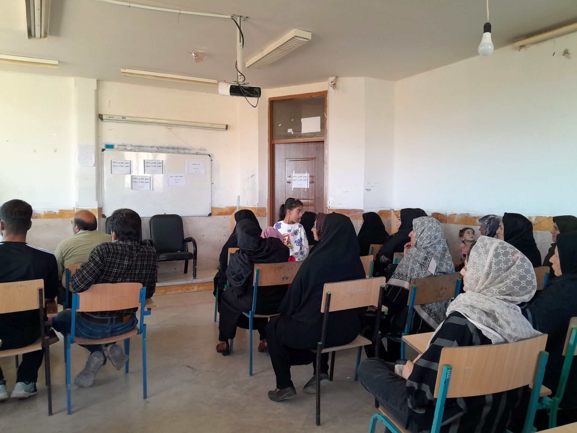 برگزاری جلسه آیین‌نامه انجمن اولیا و مربیان در دبیرستان خدیجه کبری منطقه زاغه