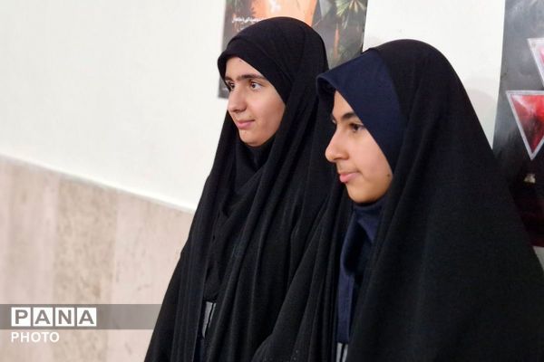  پیچیدن عطر نماز جماعت در مدرسه شهدای هسته‌ای قرچک