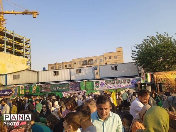 جشن بزرگ مردم در مهمانی ۱۰ کیلومتری
