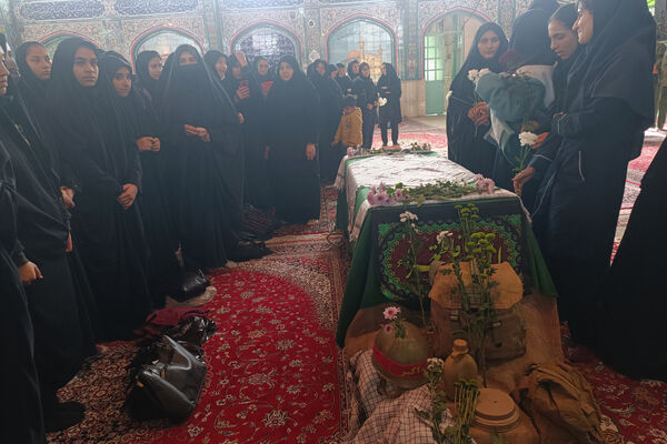 استقبال بی‌نظیر دانش‌آموزان و فرهنگیان شهرستان آباده از شهید گمنام