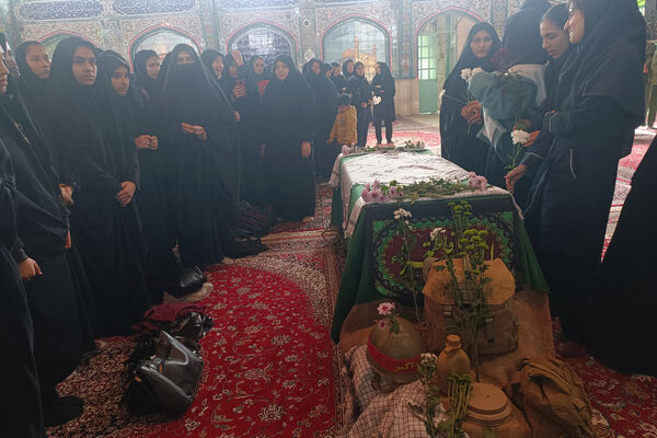 استقبال بی‌نظیر دانش‌آموزان و فرهنگیان شهرستان آباده از شهید گمنام