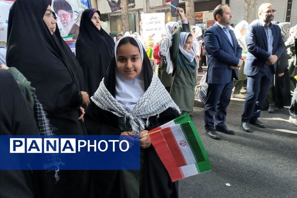 حضور پرشور دختران و پسران شهریار در روز استکبار ستیزی