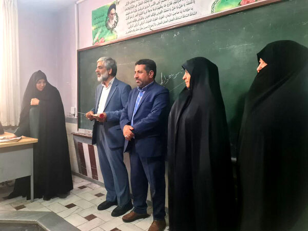 تقدیر مدیر آموزش و پرورش ناحیه 2 قم از معلمان دبیرستان سید احمد فاتحی یک 