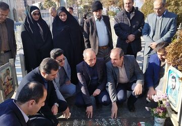 حضور فرهنگیان اصفهان در مراسم بزرگداشت سالگرد ورود امام راحل به میهن