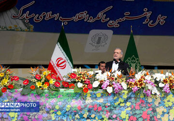 دنیا باید ببیند که مردم ایران چگونه برای پاسداشت انقلاب و اطاعت از رهبری به صحنه آمده‌اند/ از نارسایی‌ها و کمبودها عذرخواهی‌ و برای رفع مشکلات تلاش می‌کنیم