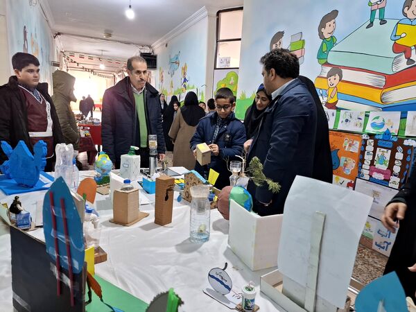 نمایشگاه دست سازه‌های دانش‌آموزان در دبستان هیأت امنایی ملاصدرا 