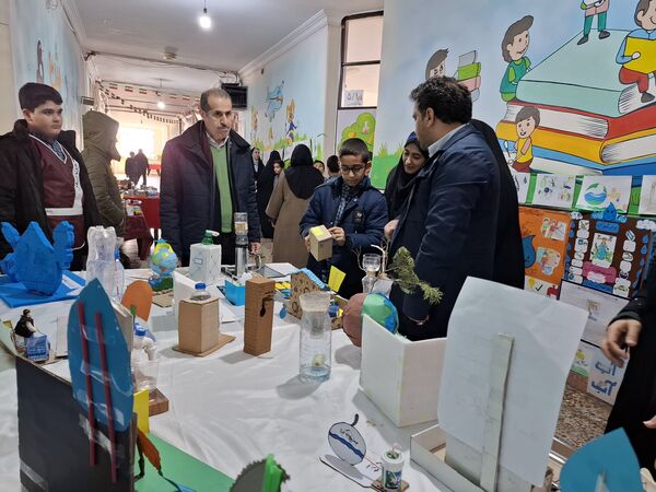 نمایشگاه دست سازه‌های دانش‌آموزان در دبستان هیأت امنایی ملاصدرا 