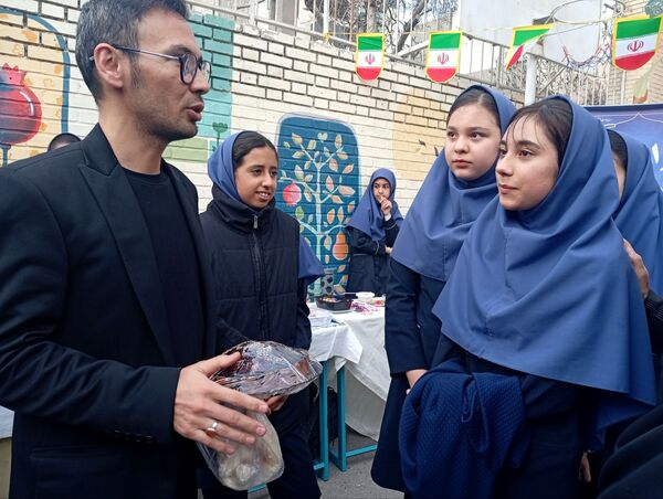 برپایی بازارچه دانش آموزی در دبیرستان دکتر جواد حداد۲ 