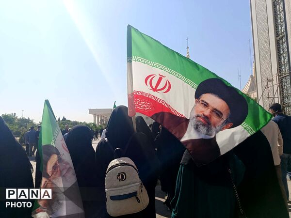 اردوی زیارتی دانشجومعلمان قم در مرقد امام و بیت رهبر شهید