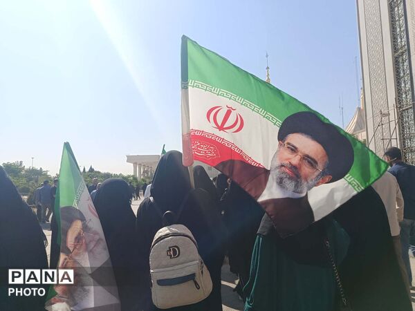 اردوی زیارتی دانشجومعلمان قم در مرقد امام و بیت رهبر شهید