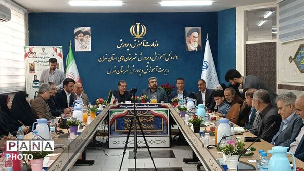 تجلیل از معلمان نمونه شهرستان قدس با حضور فرماندار و خانواده معظم شهدا