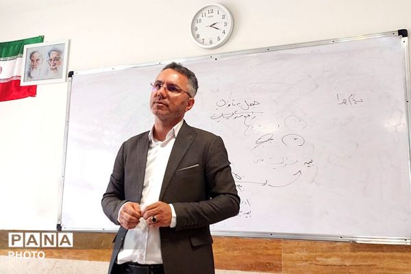  جلسه ضمن خدمت در دبیرستان نمونه‌دولتی ولایت بهارستان‌دو