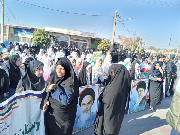 حضور دانش‌آموزان بخش سراب میمه در راهپیمایی۲۲بهمن 