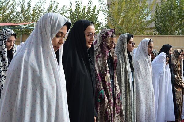 نماز باران، همخوانی زمین و آسمان در دبیرستان ولایت بهارستان‌دو
