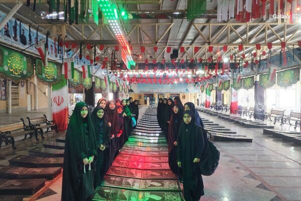 زیارت گلزار شهدا و اقامه نماز جماعت دانش‌آموزان فرزانگان در امامزاده ابراهیم ملارد