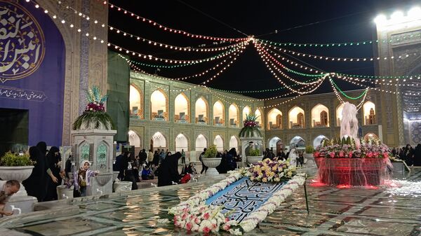 گل آرایی و چراغانی حرم رضوی 