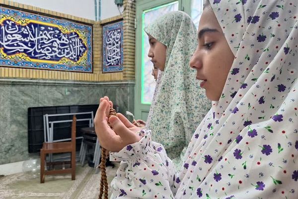 ورود دانش‌ آموزان دختر ناحیه دو شهرری به مراسم معنوی اعتکاف 